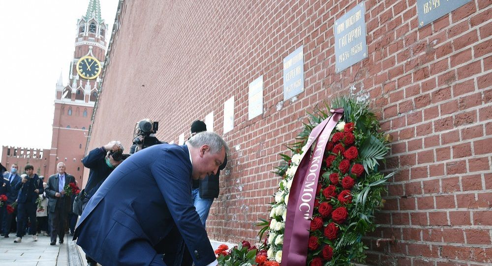俄航天集团总经理罗戈津向加加林墓献花