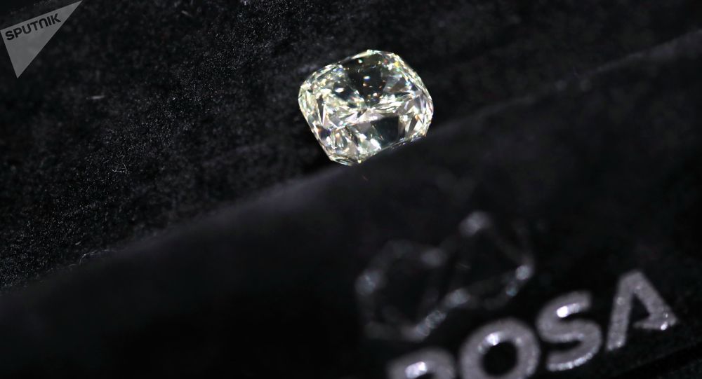 “阿尔罗萨”公司在佳士得拍卖会上出售重达101克拉的俄罗斯抛光史上最大钻石