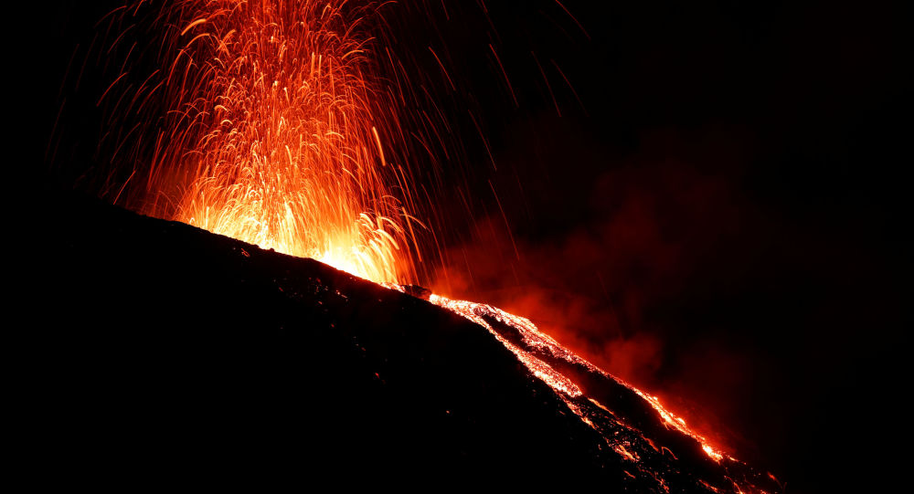 意大利斯特龙博利火山和埃特纳火山喷发