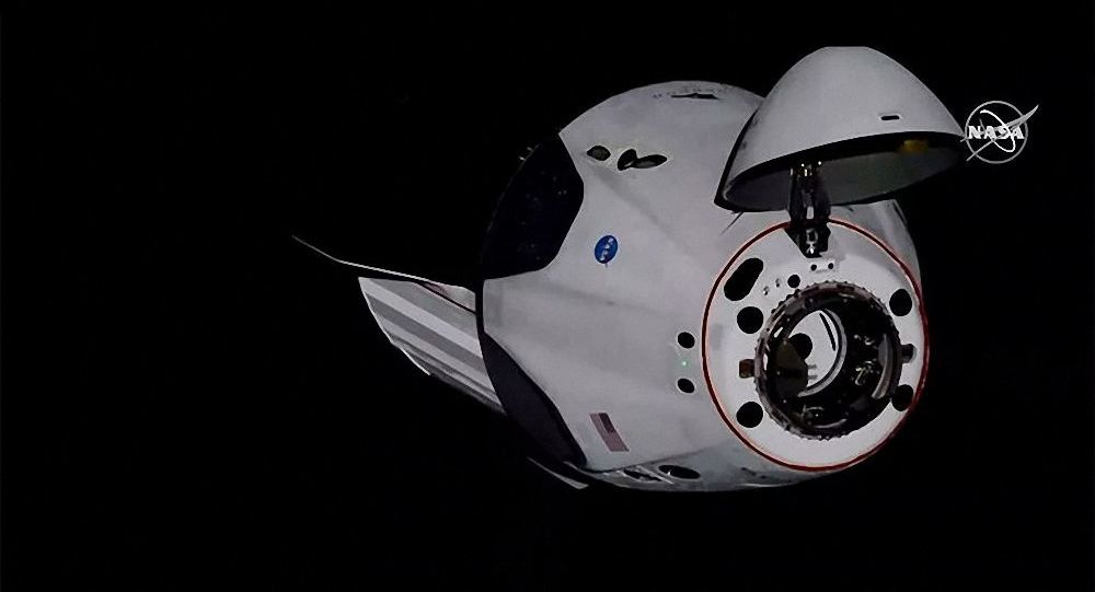 SpaceX载人“龙”飞船携历史上首个非专业机组升空