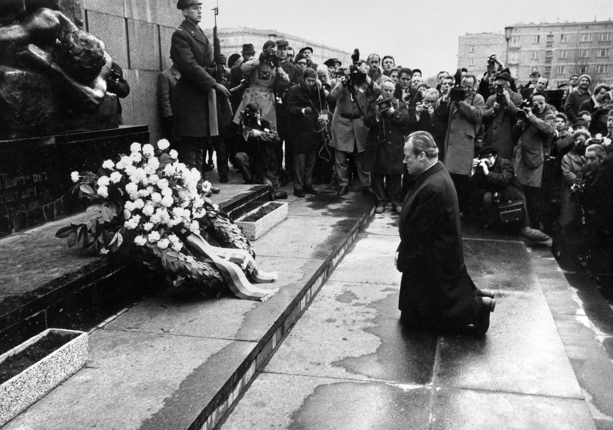 ji-pyeong)注意到,德国前联邦总理维利·勃兰特(willy brandt)的照片