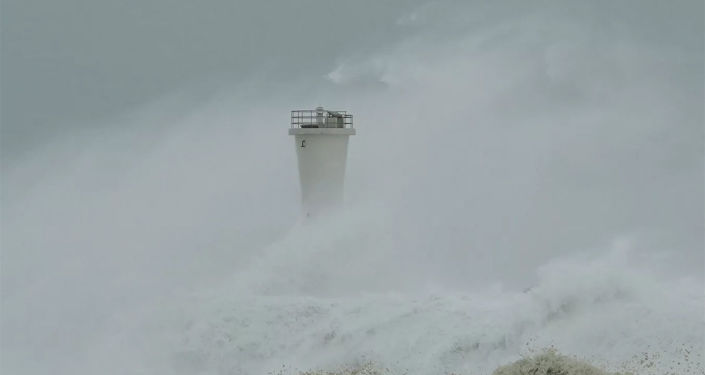 日本受台风“海神”影响 超7.7万栋住宅断电