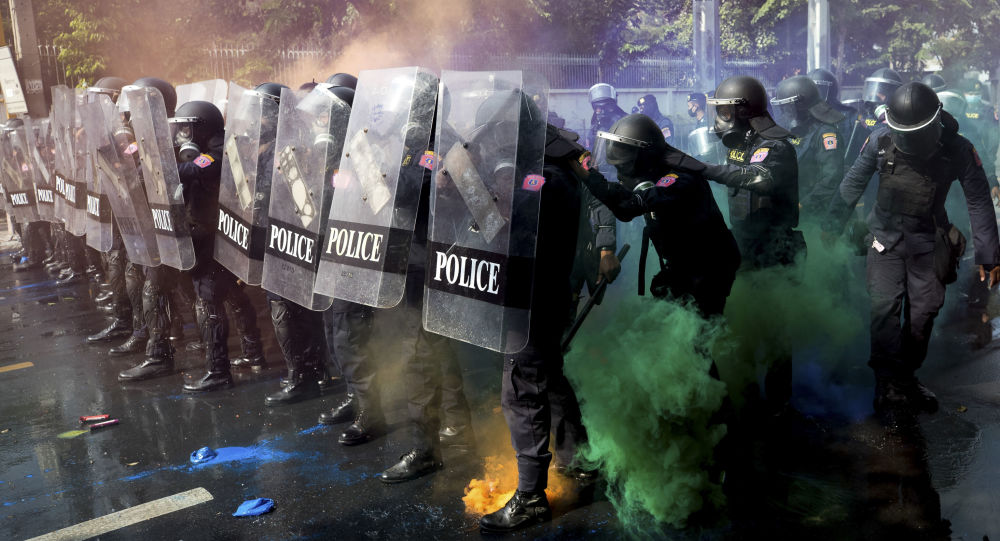 泰国警方对曼谷抗议者使用橡胶子弹