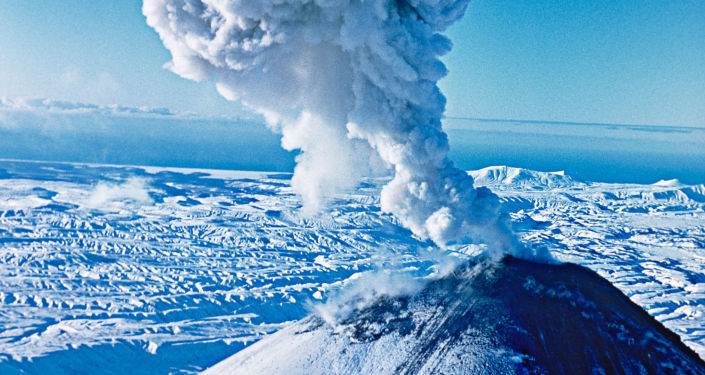 俄希韋盧奇火山噴出的火山灰噴落在堪察加半島一小鎮郊區 - 俄羅斯