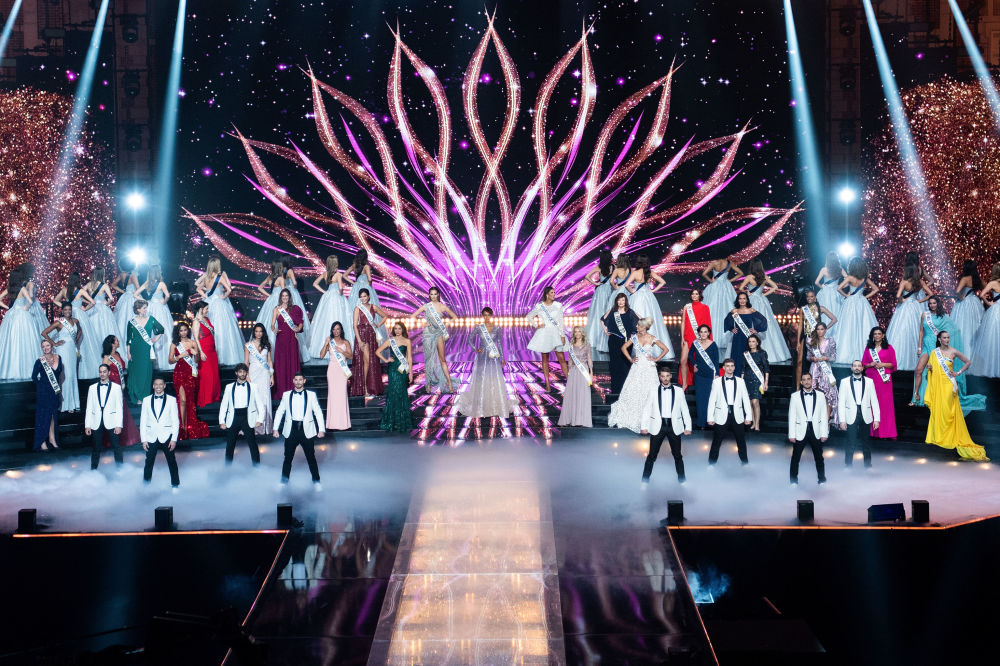 28名前法国小姐在"2021年法国小姐"舞台上表演