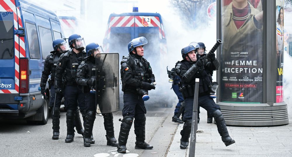 巴黎警方使用催泪弹驱散反对实施健康通行证的游行