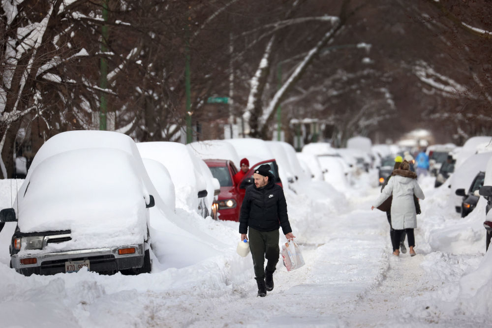 美国降雪和霜冻的影响:停电和齐腰深的积雪
