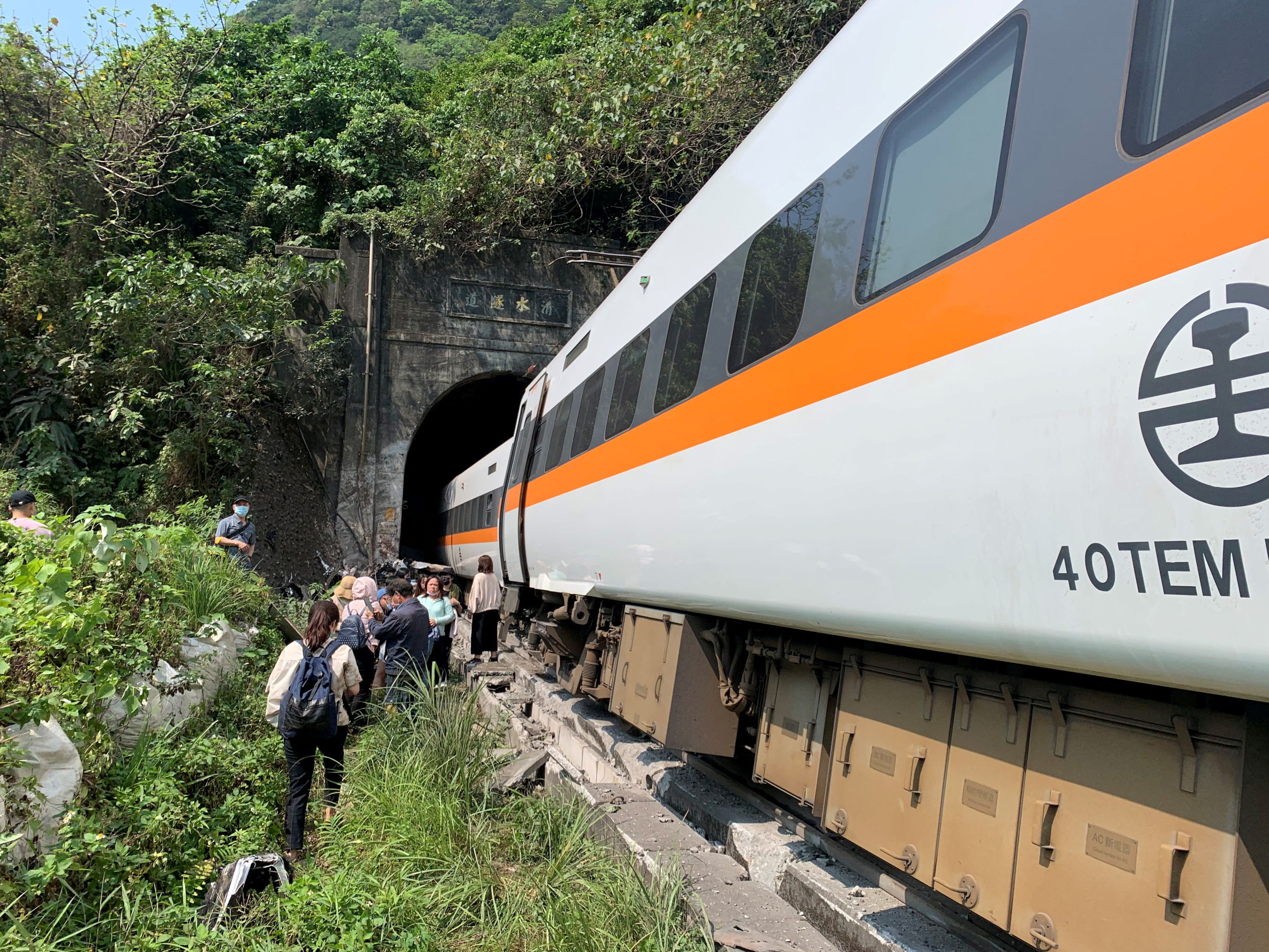 台湾列车脱轨事故:数十人死亡 百余人受伤