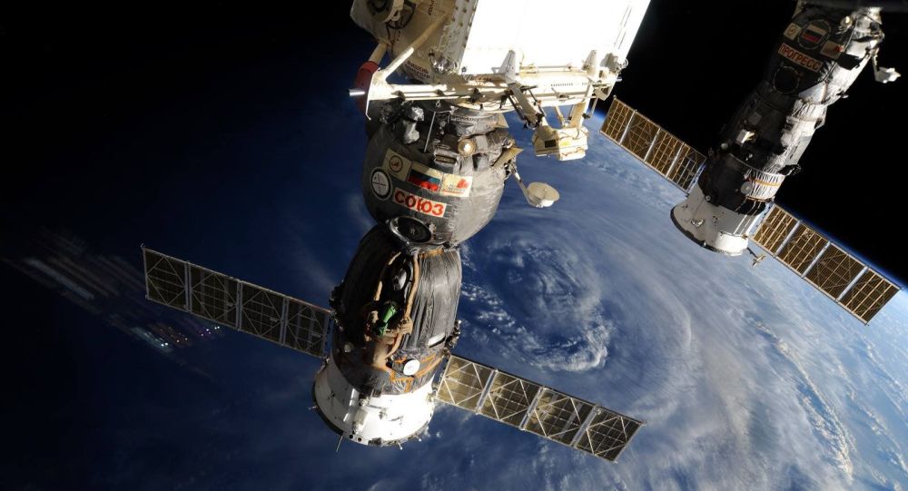 俄“进步”号货运飞船脱离国际空间站
