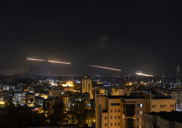 以军方：加沙地带武装人员昨夜向以色列发射约200枚火箭弹