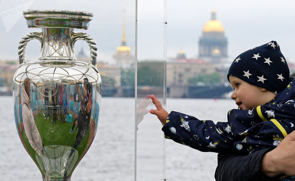 欧洲杯冠军奖杯亮相圣彼得堡。