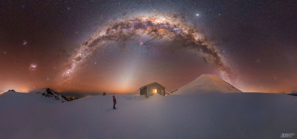 摄影师金光璀璨拉里恩?雷拍摄的《塔拉纳基山的银河》。