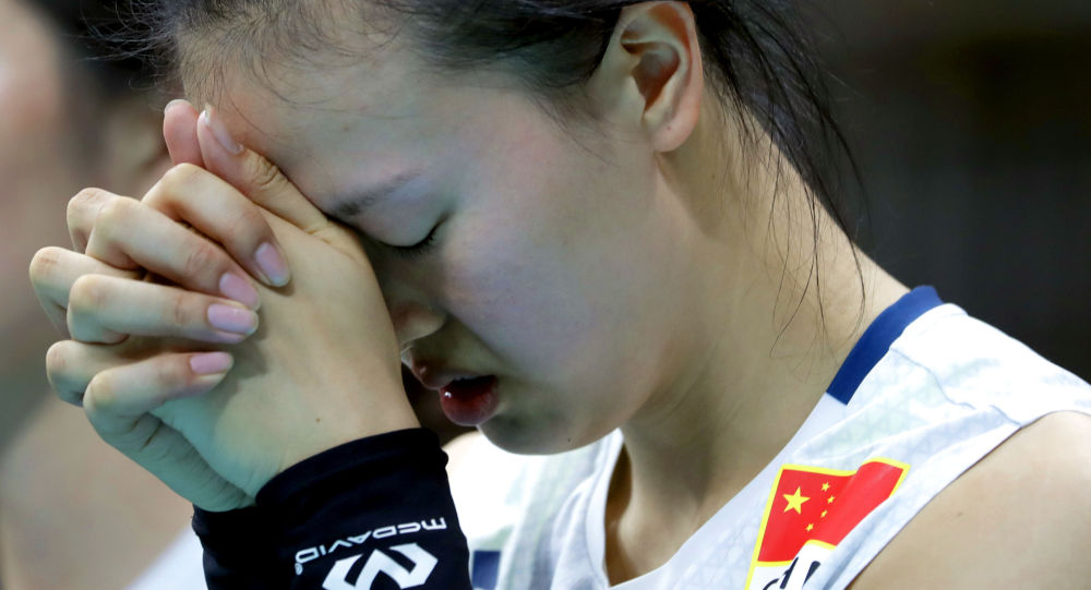 中国女排以3比0击败美国