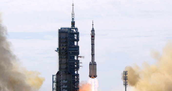 搭载神舟十二号载人飞船的长征二号F遥十二运载火箭在酒泉卫星发射中心点火发射。
