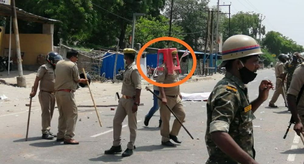 印度警察因将凳子放在头上而不是戴头盔而被停职
