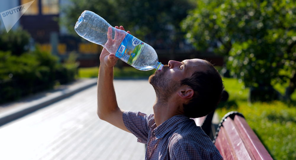 异常炎热天气致俄民众饮用水购买量急剧增长