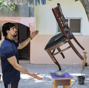 巴勒斯坦平衡大师:电视机竟能放在瓶子上!