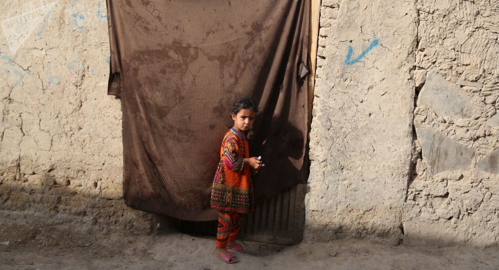 媒体：一名阿富汗人准备以590美元出售女儿只为让家人不挨饿