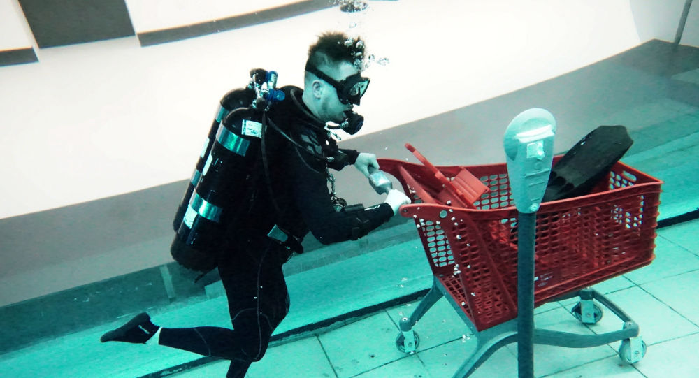 水下购物与水下骑行自行车：世界最深的迪拜潜水泳池