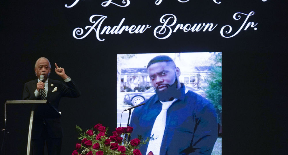 被警察射杀的非裔美国人布朗的家人要求赔偿3000万美元