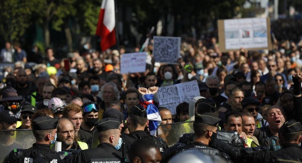 巴黎警方向反对健康证活动的参加者喷辣椒喷雾