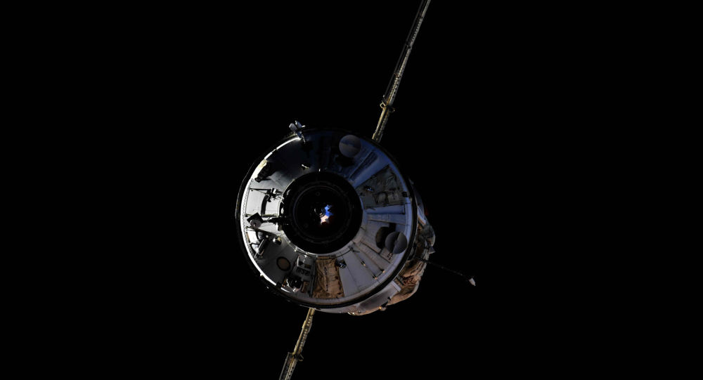 国际空间站宇航员们进行为俄“科学”号新舱卸货