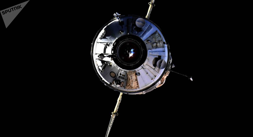 俄宇航员进入开放太空为“科学”号舱接通电源