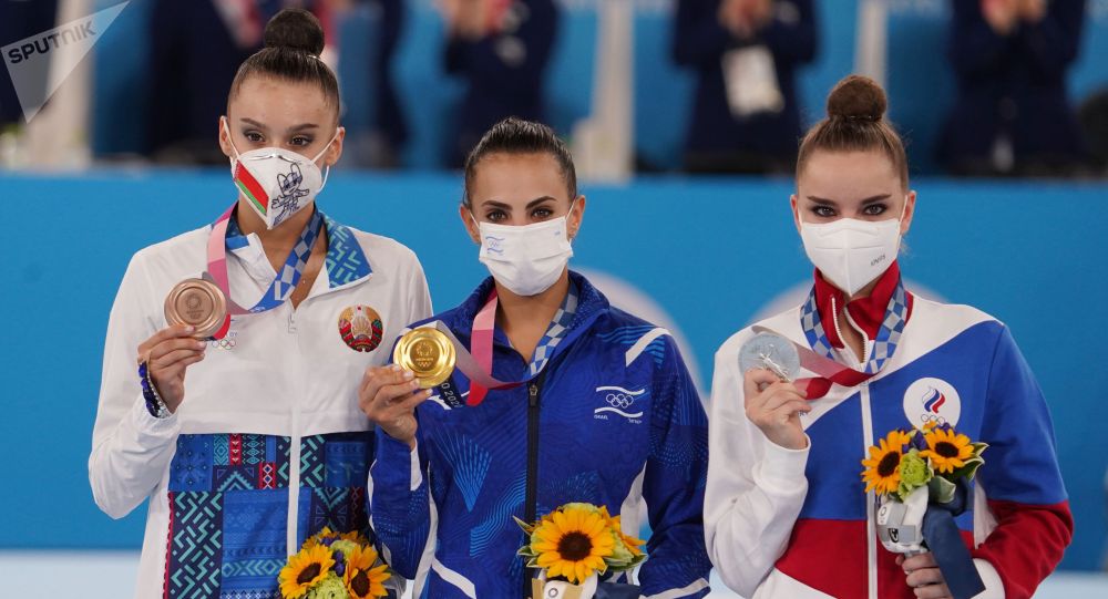 俄体操运动员吉娜·阿韦里娜赢得奥运银牌 俄队25年来首次在个人全能项目上失金