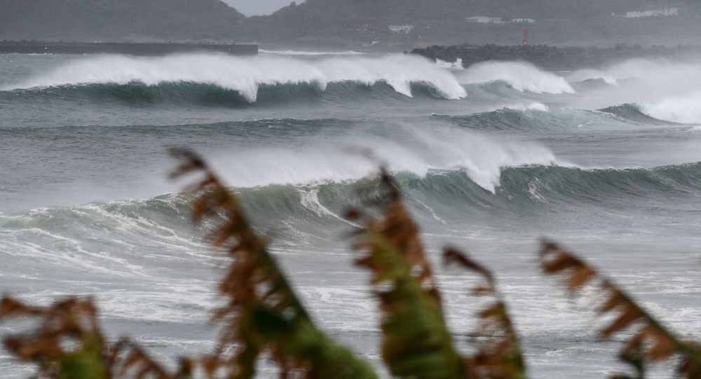 日本气象学家警告新台风“明都”从东南方逼近