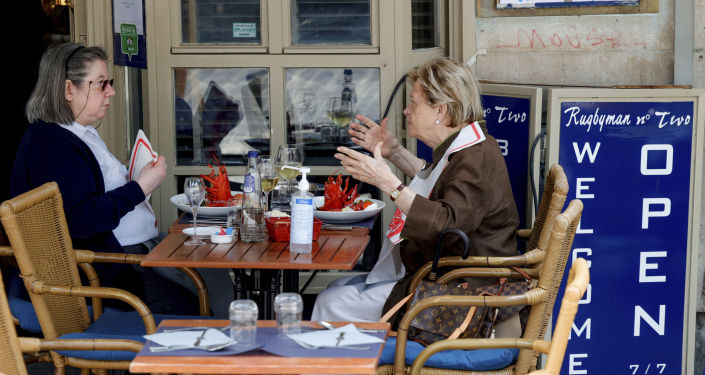 没有拿到卫生通行证的法国人去邻国比利时的餐厅吃饭