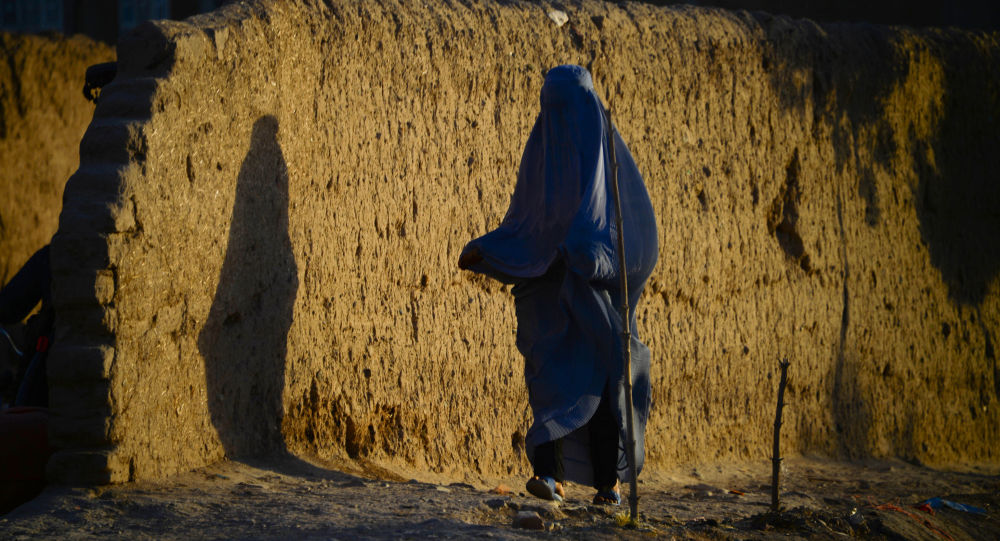 阿富汗女性在喀布尔街头游行 要求维护女性权益