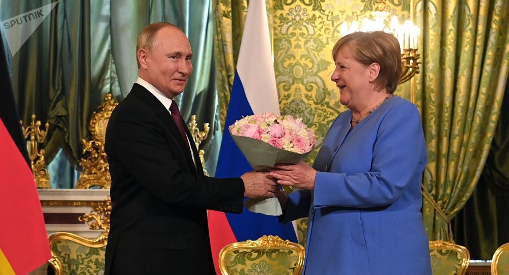 普京谈及与默克尔的会谈：俄罗斯将随时欢迎她在辞去总理职务后访问