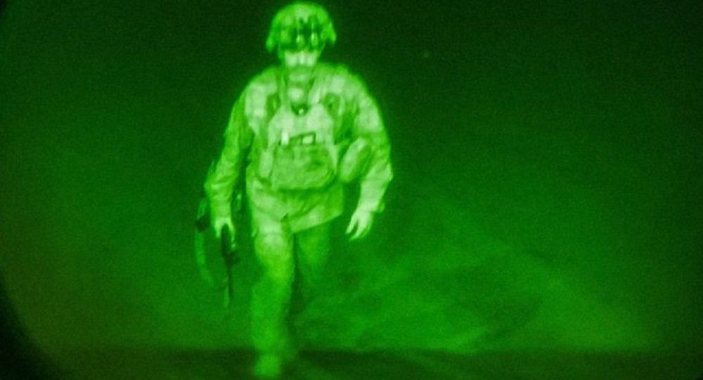 最后一名离开阿富汗的美国军人照片曝光