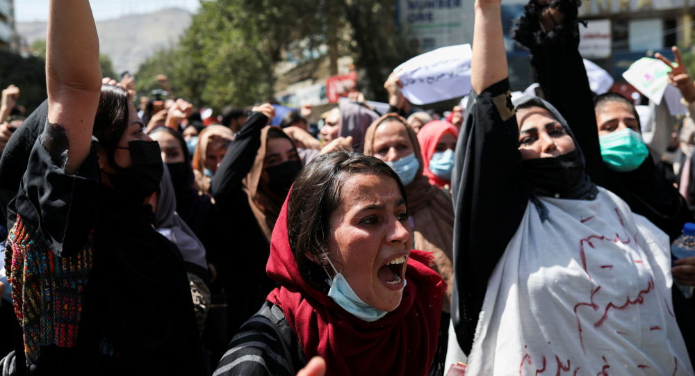媒体：妇女聚集在喀布尔的妇女事务部前外捍卫自己的权利