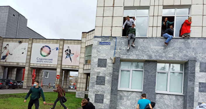俄总统新闻秘书佩斯科夫称,俄总统普京对彼尔姆国立大学枪击案遇难者的家人致以深切慰问 俄当地政府将向彼尔姆国立大学枪击案每名遇难者的家属发放一百万卢布
