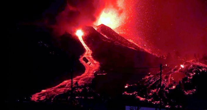 西班牙研究所:加那利群岛火山一条熔岩流停止前往 另一条缓慢移动 卡雷姆火山喷发后火山灰可能落入堪察加的两个村镇内