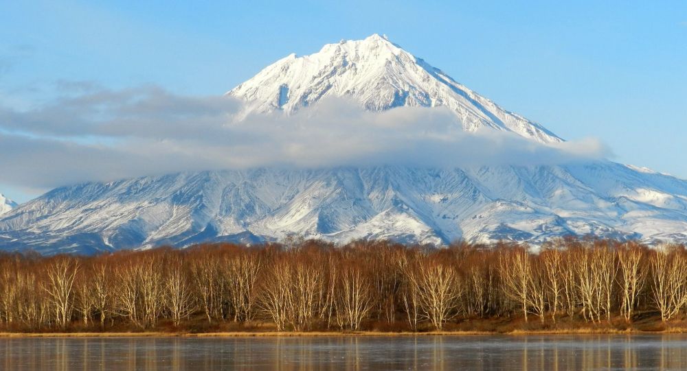 俄罗斯卡雷姆火山喷出高达3公里的灰柱
