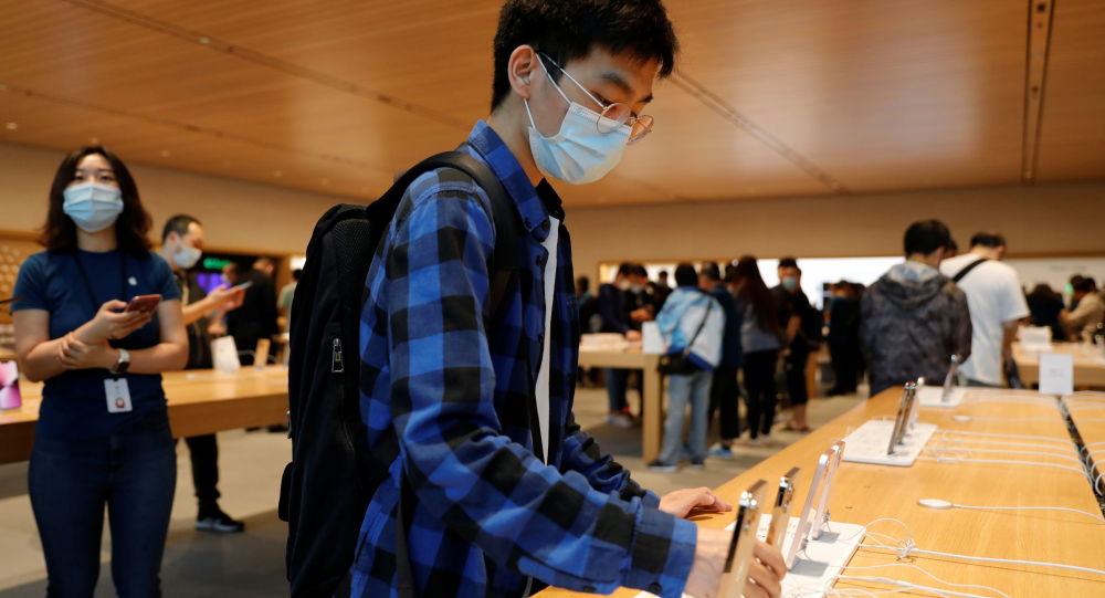 一群中国大学生因iPhone不配充电器起诉苹果的故事在网上疯传
