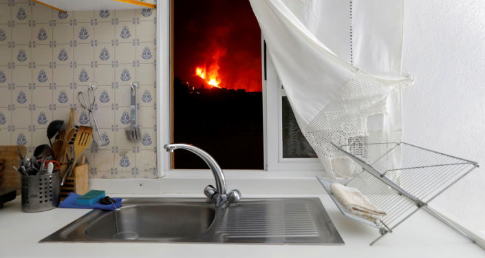 拉帕尔马岛的居民实时观看火山喷发