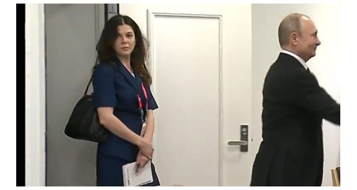 普京总统的美女翻译 英国人为普京翻译鸣不平