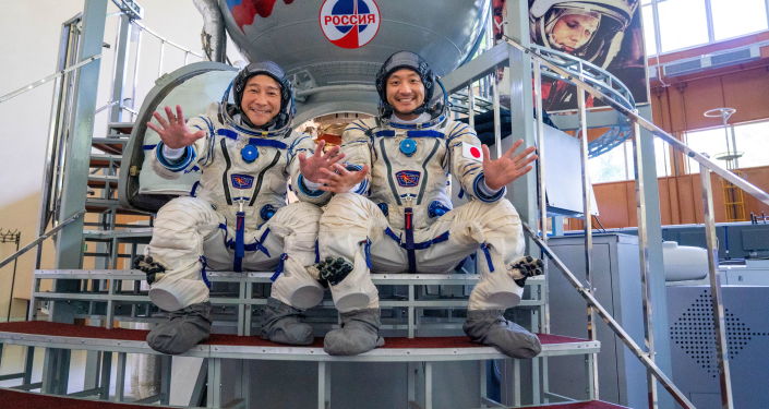 日本企业家前泽友作和助手平野洋三在训练中。 日本企业家前泽友作和助手平野洋三在训练中。