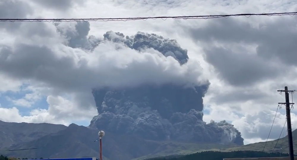  日本阿苏山火山喷发