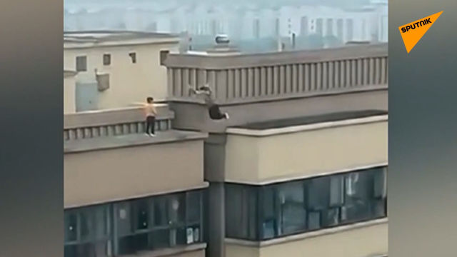 中国男孩在顶楼玩耍