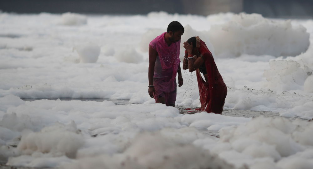 毒泡沫：印度教信徒在被污染的亚穆纳河迎接传统克哈特普迦节