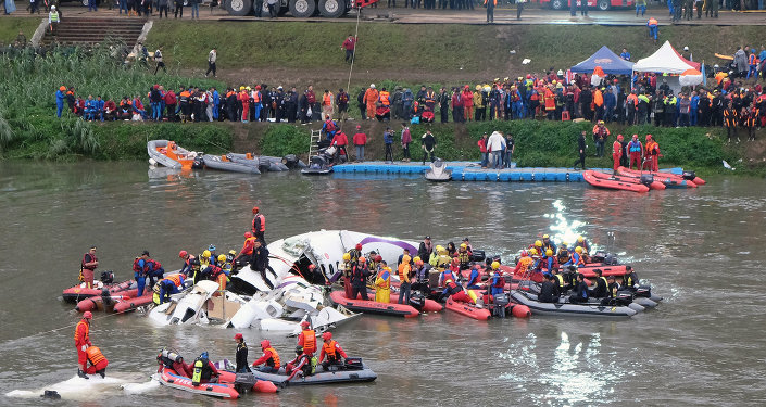 台湾复兴航空一架atr72飞机从台北松山机场飞往金门列岛,此后不幸撞桥