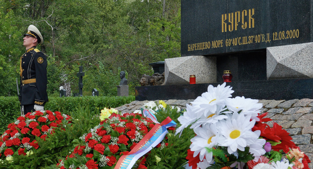 俄罗斯北方舰队军人哀悼“库尔斯克”号潜艇官兵