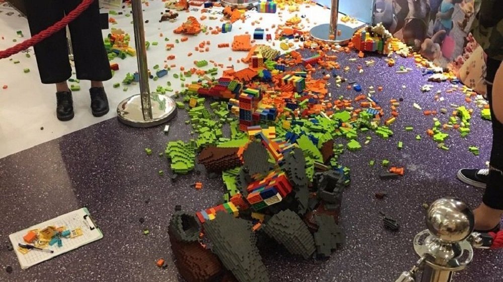 一孩童在展会开幕后一小时打碎了一个价值15万美元的lego塑像