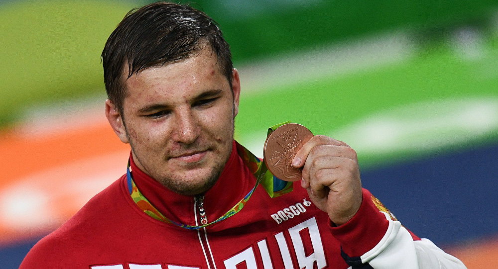 俄奥选手谢苗诺夫古典式摔跤130公斤级摘铜