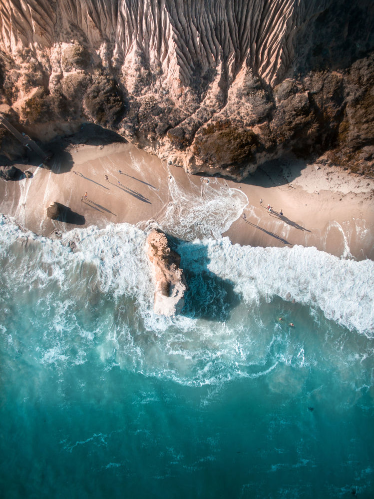 航拍摄影师斯卡努镜头中的沙滩,大海和高山