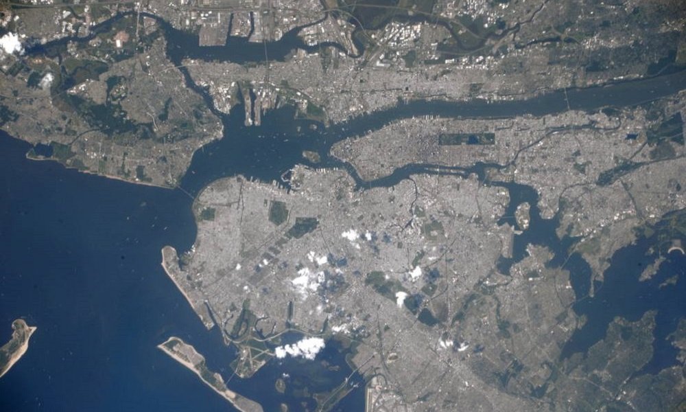 culbertsono)在国际空间站经过纽约上空时拍摄了许多卫星照片,上面